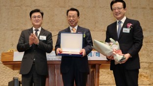 김태흠 충남지사, 한국교회봉사단에 ‘유네스코 세계기록유산 인증패’ 수여